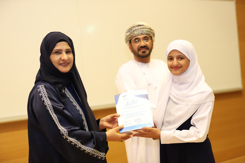 تعليمية ظفار تكرم الطلبة والمشاركين في برنامج 