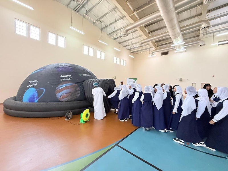 ختام فعاليات معرض القبة الفلكية المتنقلة بمدارس تعليمية ظفار