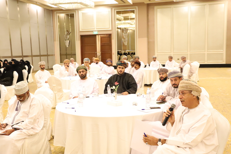 مناقشة جهود تطوير التعليم المدرسي الخاص بتعليمة ظفار