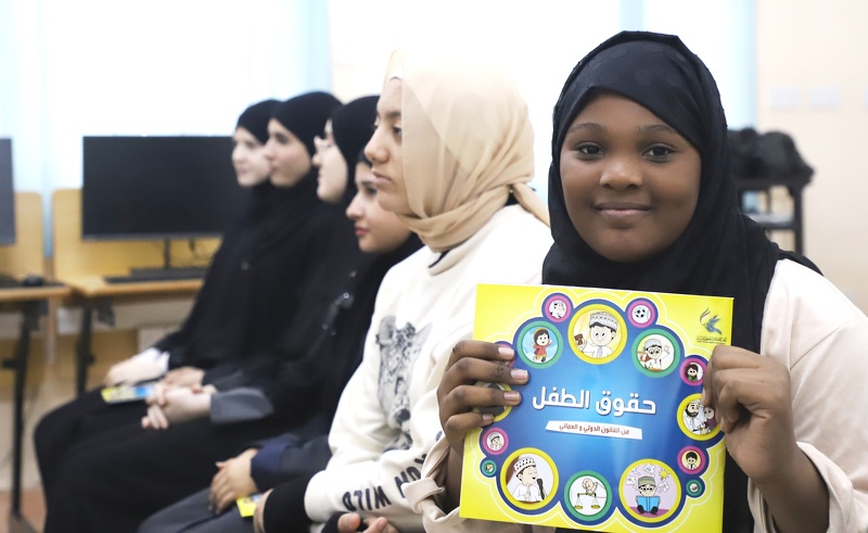 مركز مدرسة النور الصيفي للبنات بصلالة يستضيف اللجنة العمانية لحقوق الإنسان  