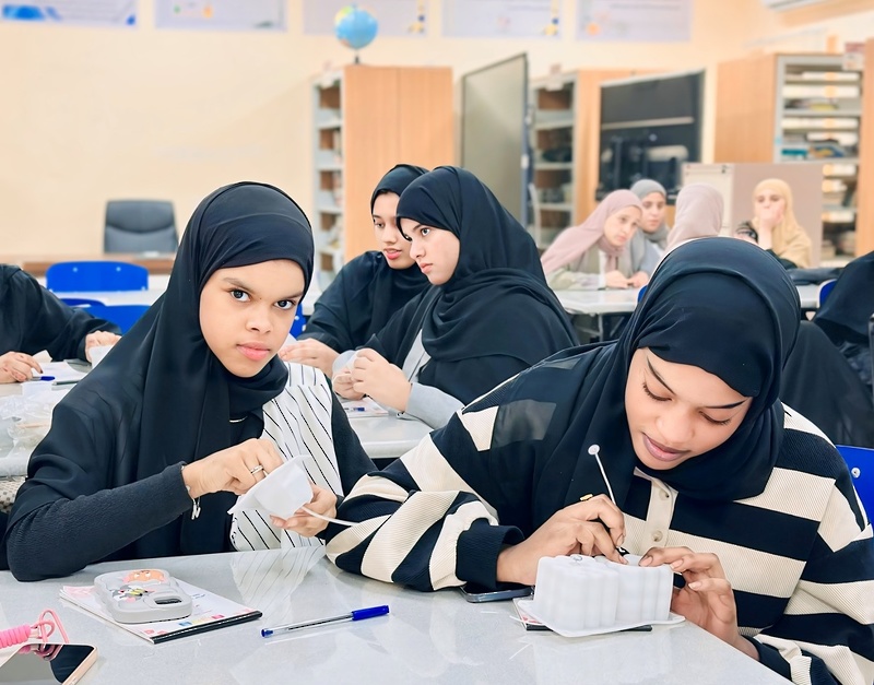 فعاليات تدريبية متميزة في مركز درة ظفار الصيفي لتنمية مهارات الطالبات