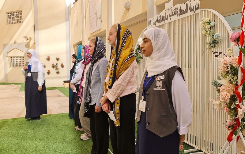 زيارة طلاب نذرلاند إلى مدارس تعليمية ظفار