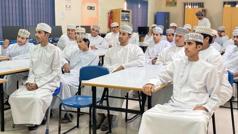 معهد السلامة المرورية يقدم محاضرة بمدرسة ظفار للتعليم الأساسي 