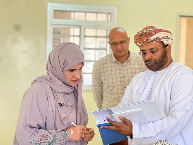 المديرة العامة بتعليمية ظفار تتطلع على سير العملية التعليمية بمدرسة مضي (1-12) بولاية ثمريت