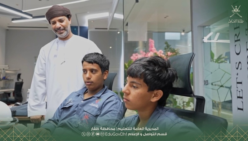 انطلاق برنامج تخصصي مهنتي – مسار بالكلية المهنية بصلالة لتعريف الطلبة بالتخصصات التقنية والمهنية
