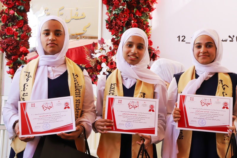 تكريم الطالبات المجيدات في التحصيل الدراسي بمدرسة خولة بنت للتعليم الأساسي للعام الدراسي 2022 2023م