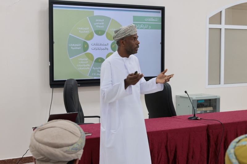 مناقشة تطبيق مسار التعليم المهني والتقني بتعليمية جنوب الباطنة