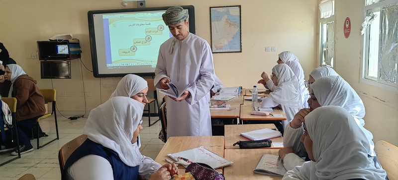 متابعة سير العملية التعليمية في مدارس تعليمية ظفار