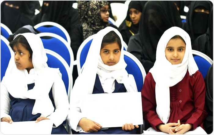  فريق جائزة شل للسلامة على الطريق يزور تعليمية ظفار  