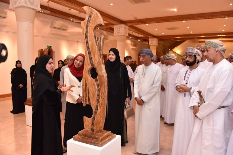 وزيرة التربية والتعليم تفتتح معرض النحت الخشبي لمعلمي الفنون التشكيلية بمحافظة الظاهرة بمتحف بيت الزبير بمسقط 