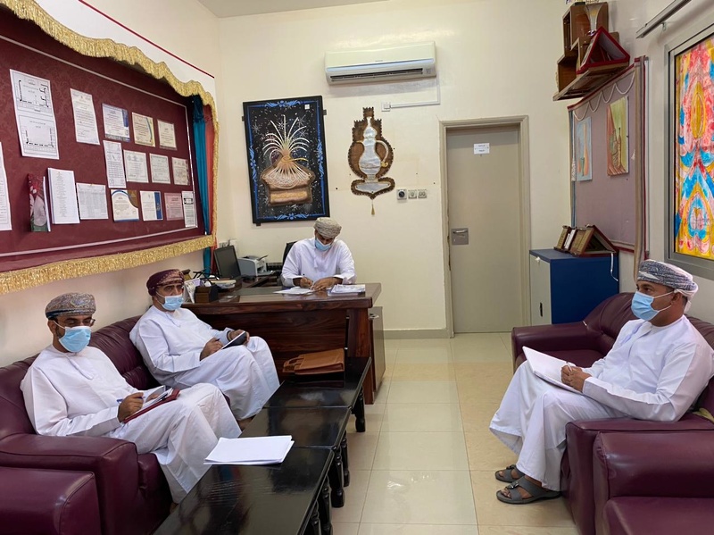 فريق من دائرة تطوير الأداء المدرسي يزور مدارس تعليمية محافظة الظاهرة 