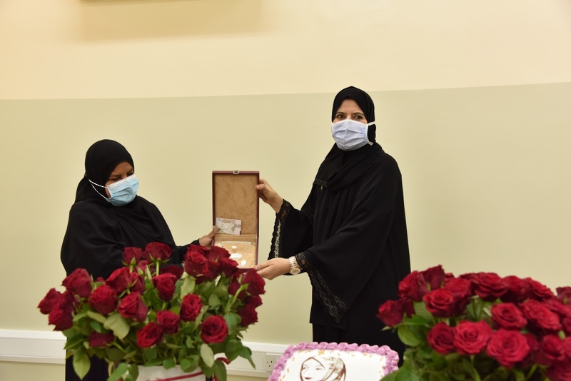 تعليمية محافظة الظاهرة تحتفل بمناسبة يوم المرأة العمانية وتكرم مجموعة من الإداريات والمعلمات والتربويات 