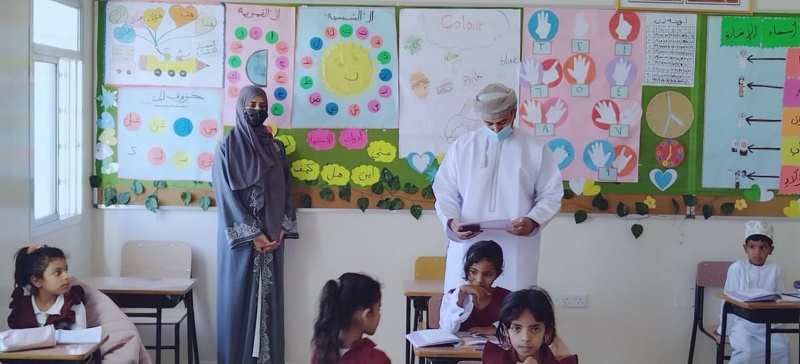 مدير عام تعليمية ظفار يختم زيارته لمدارس ولاية شليم وجزر الحلانيات