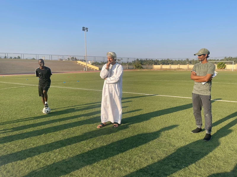 فريق تعليمية ظفار لكرة القدم يواصل استعداده للمشاركة في دوري عمانتل للمدارس