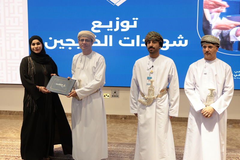 تعليمية جنوب الباطنة تحتفل بتوزيع شهادات  (772 ) خريجا ضمن برامج المهد التخصصي للتدريب المهني للمعلمين 