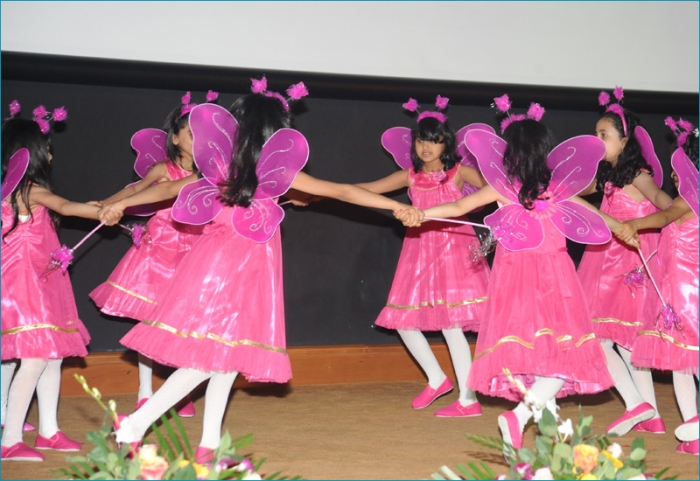 وزيرة التربية والتعليم ..ترعى أوبريت (أفلاك النور )