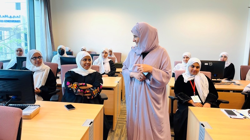 المكلفة بأعمال المدير العام لتعليمية ظفار تطلع على البرنامج الصيفي للطلبة الموهوبين بصلالة