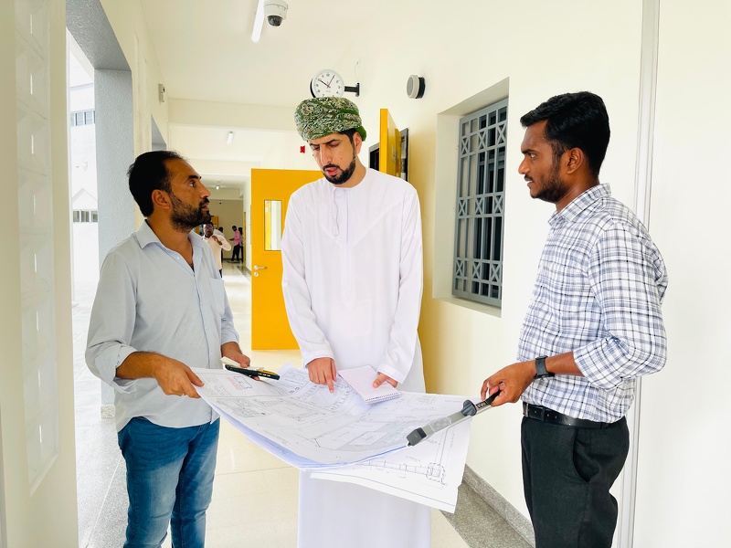 استلام المبنى الجديد لمدرسة أسامة بن زيد للبنين بولاية صلالة 