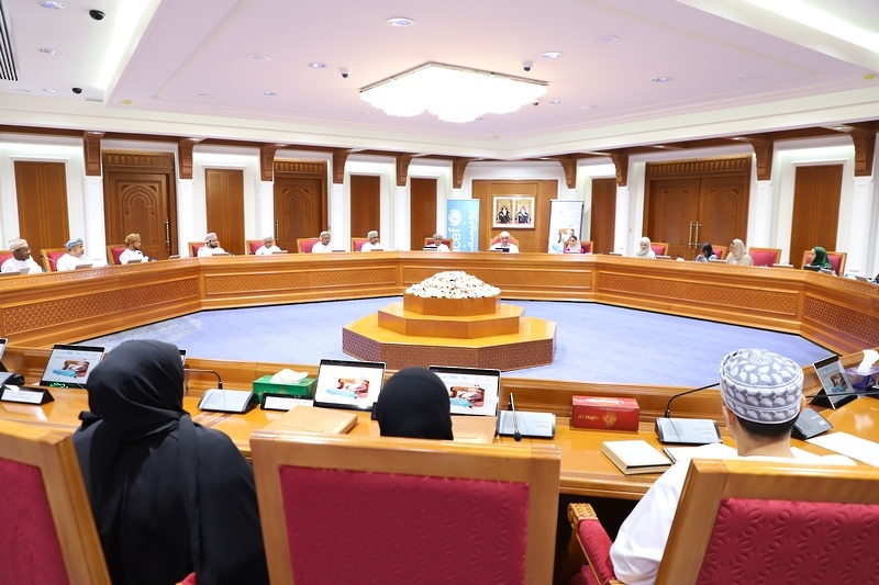 محافظ ظفار يلتقي بعدد من طلبة مدارس المحافظة في جلسة حوارية بالتعاون مع عدة جهات متخصصة