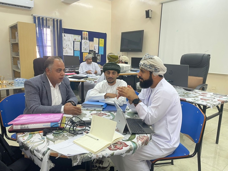 فريق تقويم تعلم مواد العلوم التطبيقية يزور تعليمية ظفار