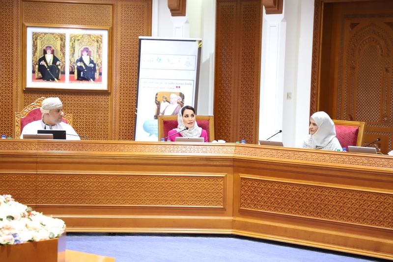 محافظ ظفار يلتقي بعدد من طلبة مدارس المحافظة في جلسة حوارية بالتعاون مع عدة جهات متخصصة