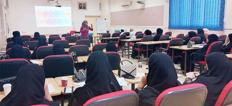 تدريب المعلمات الجدد على تدريس مناهج السلاسل العالمية للرياضيات والعلوم كامبريدج للصفوف ١- ٤