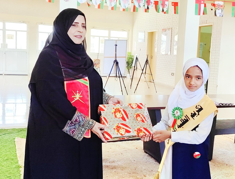 تكريم الطلبة المجيدين بمدرسة جيلوب التعليم الاساسي(1-12)