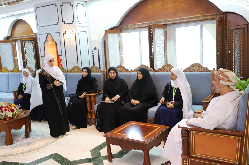 صاحب السمو السيد مروان بن تركي بن محمود ال سعيد محافظ ظفار يلتقي بالفريق الذي سيمثل السلطنة في مسابقة فيرست جلوبل العالمية بسويسرا.