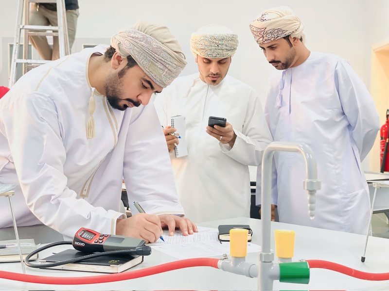 استلام وفحص المديرية العامة للتربية والتعليم بمحافظة ظفار، لعدد من مختبرات العلوم بمدارس المحافظة