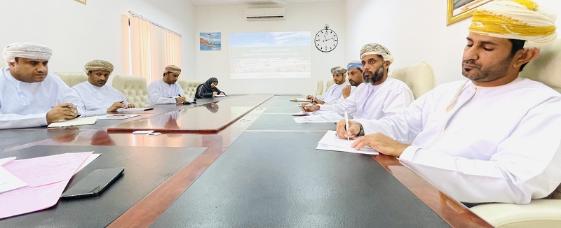 اجتماع اللجنة الفرعية لتطبيق الخطة التنفيذية لتحسين البيئة المدرسية في المدارس التي تعمل بنظام الفترتين بتعليمية ظفار