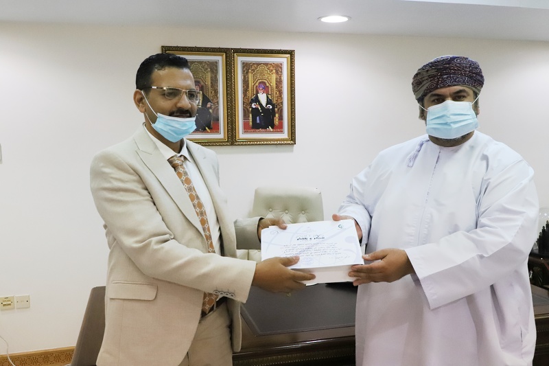 تسليم الجوائز للفائزين على مستوى السلطنة في برنامج التنمية المعرفية بتعليمية ظفار