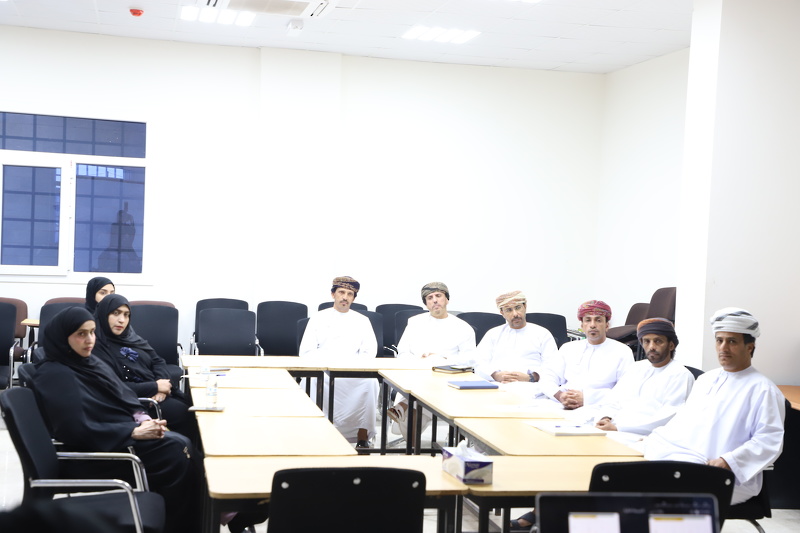 تعليمية ظفار تناقش الخطة التنفيذية لتخفيف ثقل الحقيبة المدرسية للصفوف ( 1-4)