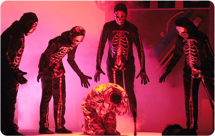 اليوم يسدل الستار على مهرجان المسرح المدرسي السادس رسائل وطنية وذات قيم في 