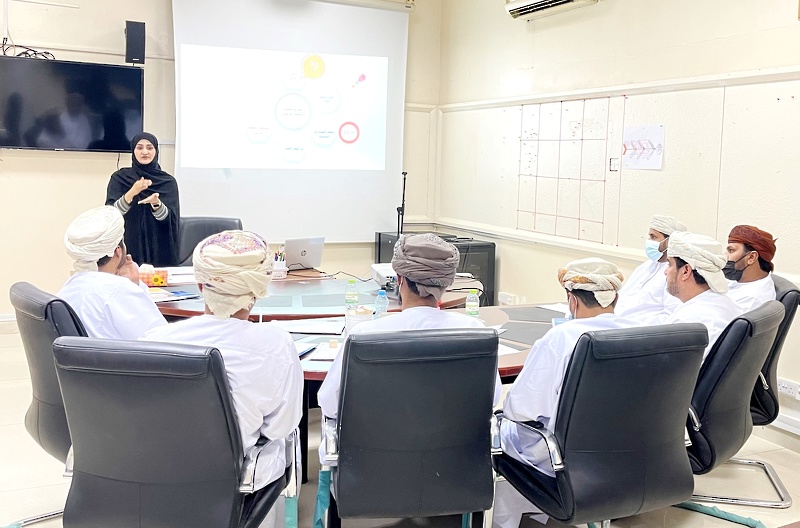 تعليمية ظفار تنفذ عدد من البرامج التدريبية استهدفت مدراء المدارس والمعلمين والأخصائيين