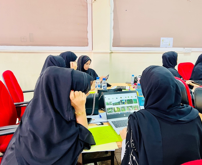 برنامج استخدام السبورة التفاعلية  والتطبيقات التعليمية بتعليمية ظفار