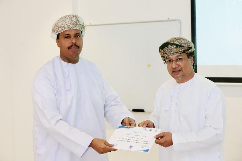 ختام برنامج الاتيكيت والبروتوكول في بيئة العمل المؤسسي بمحافظة ظفار