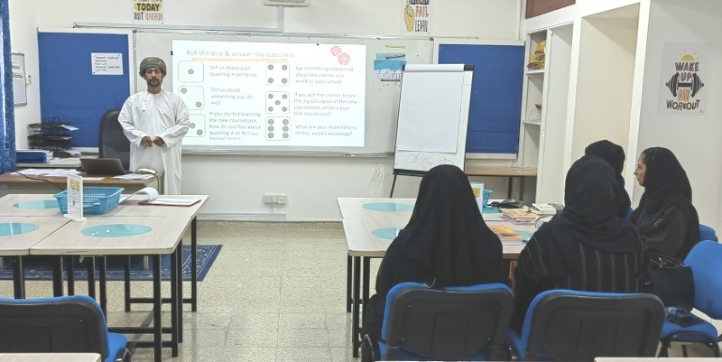 تدريب المعلمات الجدد على تدريس منهج سلاسل اللغة الانجليزية للصفين الاول والثاني بتعليمية ظفار .