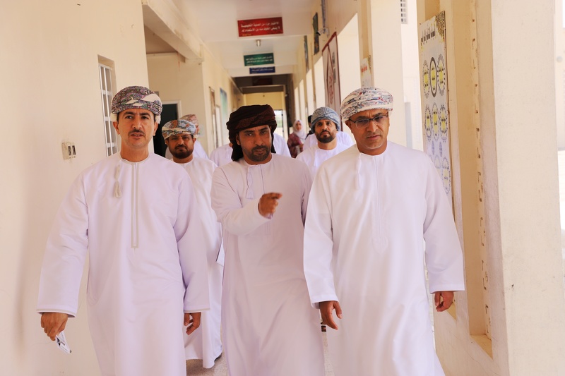 وكيل وزارة التربية والتعليم للشؤون الإدارية والمالية يزور عدد من مدارس محافظة ظفار