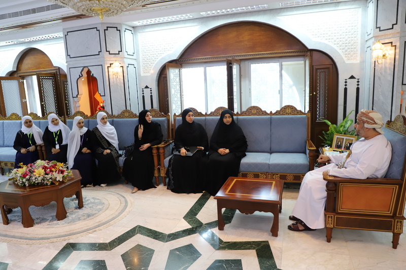 صاحب السمو السيد مروان بن تركي بن محمود ال سعيد محافظ ظفار يلتقي بالفريق الذي سيمثل السلطنة في مسابقة فيرست جلوبل العالمية بسويسرا.