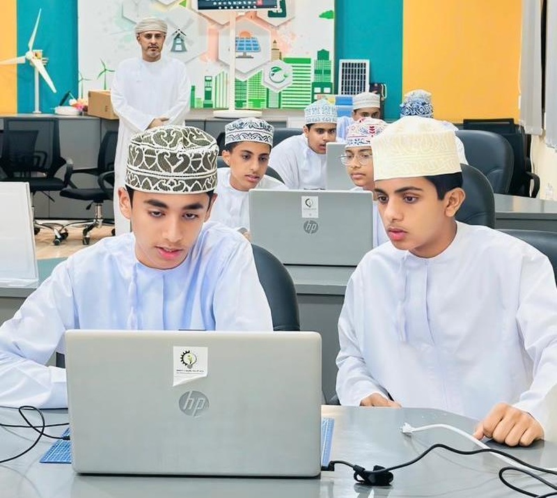 اختبار التصفية الثاني لمسابقة التطبيقات المعزَّزة بالذكاء الاصطناعي بتعليمية ظفار