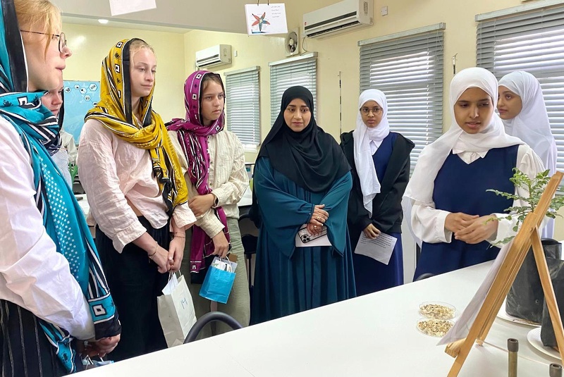 زيارة طلاب نذرلاند إلى مدارس تعليمية ظفار