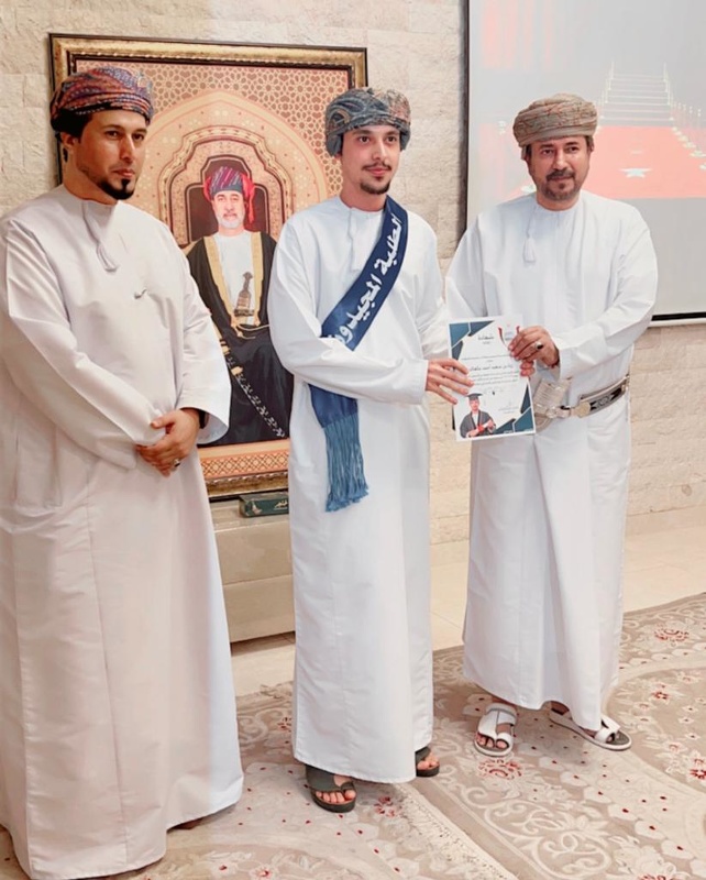 تكريم الطلبة المجيدين دراسيا بالمدرسة السعيدية بصلالة .