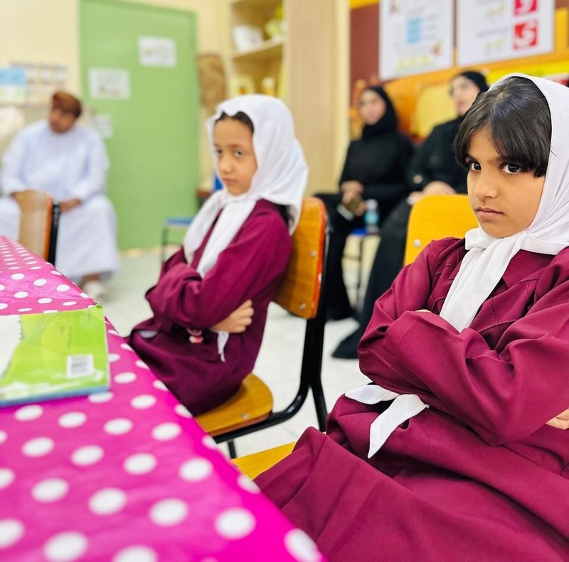 تعليمية ظفار تنفذ حصة تجريبية لمشروع رقمنة المناهج الدراسية للصفوف (1-12)