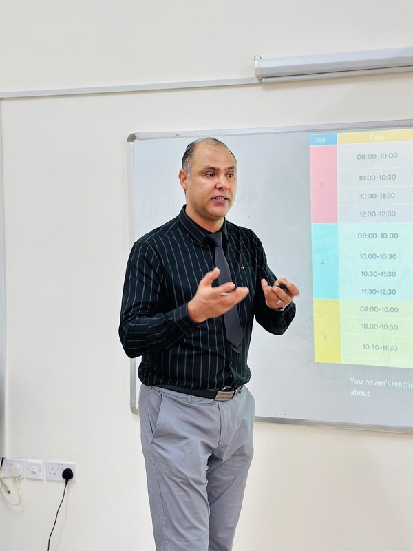 برنامج سلاسل اللغة الإنجليزية للصفين الخامس والسادس بتعليمية ظفار