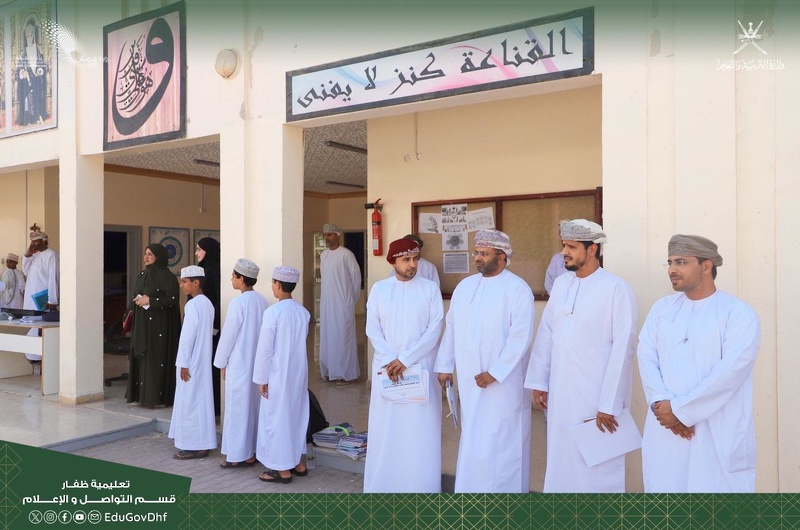المديرة العامة بتعليمية ظفار تقوم بزيارات ميدانية للمدارس المسائية للوقوف على العملية التعليمية