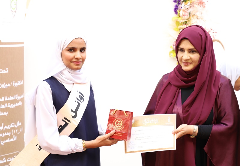 الاحتفال بتكريم الطالبات المجيدات بمدرسة مدينة الحق للتعليم الأساسي (١-١٢)