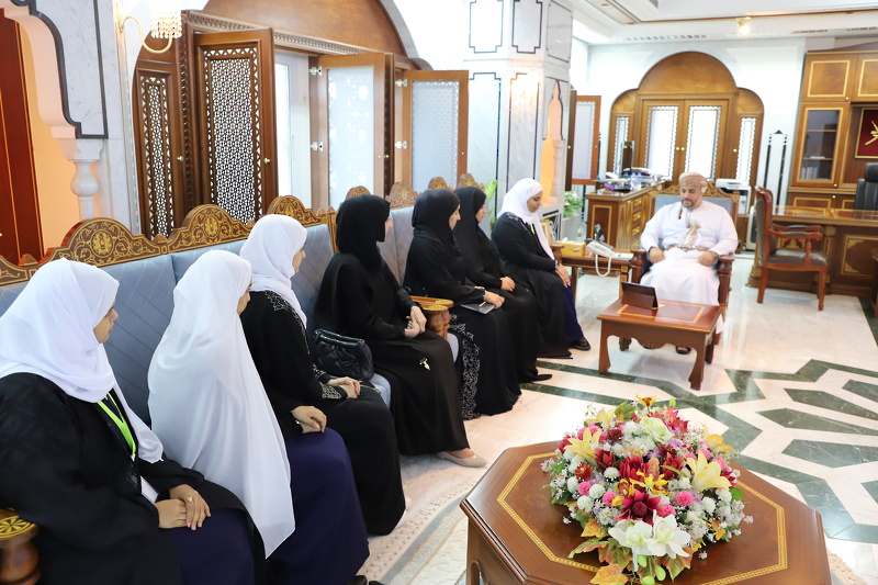 صاحب السمو السيد مروان بن تركي بن محمود ال سعيد محافظ ظفار يلتقي بالفريق الذي يمثل السلطنة في مسابقة فيرست جلوبال العالمية بسويسرا.