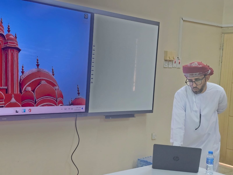 التدريب على تفعيل الشاشات التفاعلية لتعزيز العملية التعليمية في تعليمية جنوب الشرقية