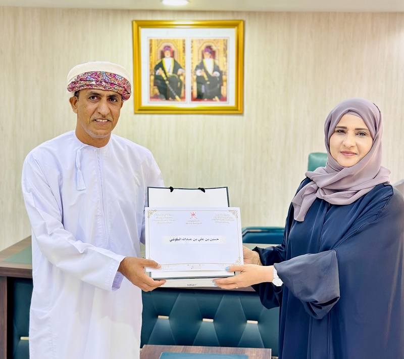 الدكتورة المكلفة بأعمال المدير العام بتعليمية ظفار تشيد بجهود رؤساء مراكز امتحانات دبلوم التعليم العام