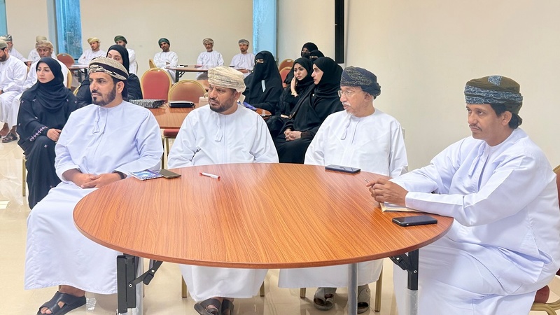 حلقة نقاشية بتعليمية ظفار حول الخطة الخمسية الحادية عشرة لوزارة التربية والتعليم